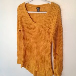 Mustard yellow sweater, vneck, airy